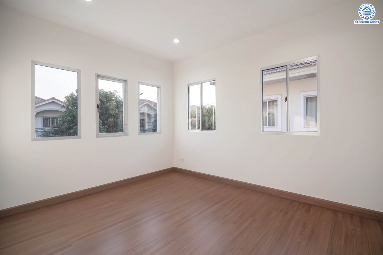 บ้านมือสองตกแต่งใหม่ โครงการ พฤกษาวิลเลจ5 บางใหญ่ เนื้อที่ 51.8 ตร.ว. ฟังก์ชัน 3 ห้องนอน 2 ห้องน้ำ จอดรถได้ 1 คัน เปลี่ยนระบบสุขาภิบาลใหม่ พร้อมเข้าอยู่ บนทำเลเดินทางสะดวก ใกล้รถไฟฟ้าสถานี "คลองบางไผ่" และจุดขึ้นทางด่วน "กาญจนาภิเษก"